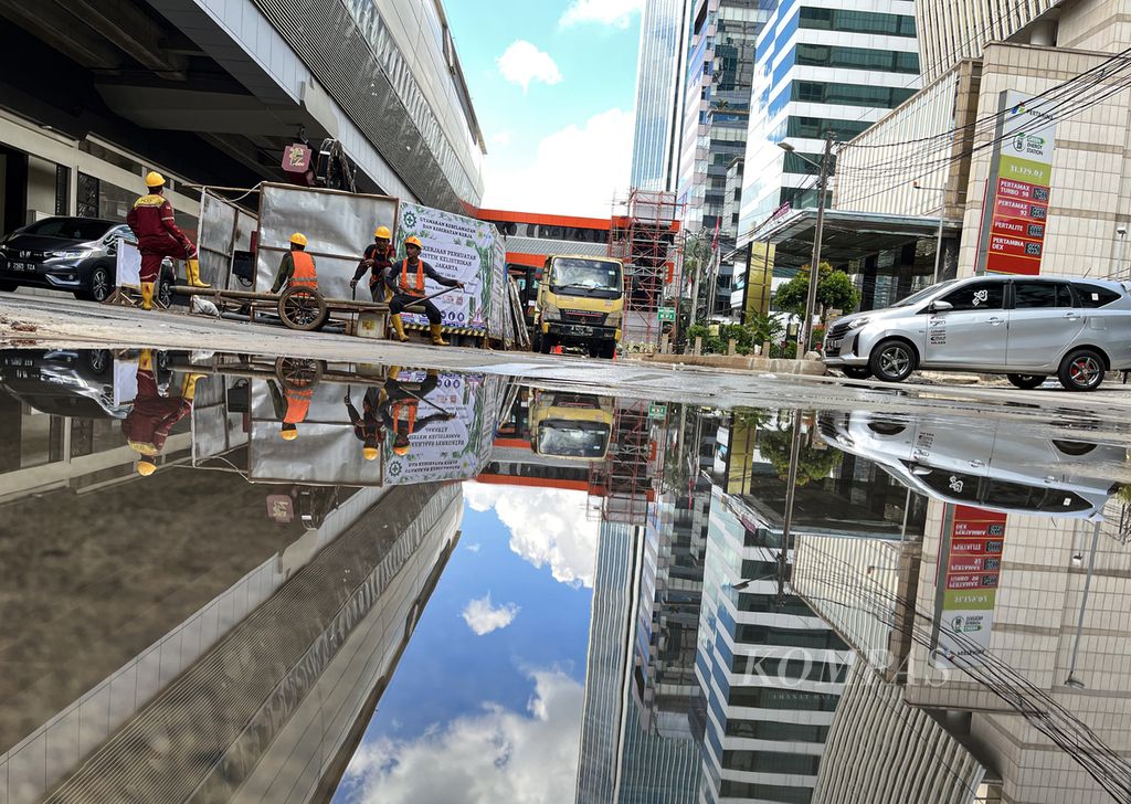 Pekerja proyek infrastruktur LRT beristirahat di pinggir jalan di kawasan Kuningan, Jakarta Selatan, Senin (21/11/2022). Jakarta dengan proyek infrastruktur dan properti yang masif menjadi daya tarik bagi para pekerja di sektor informal dari berbagai daerah.