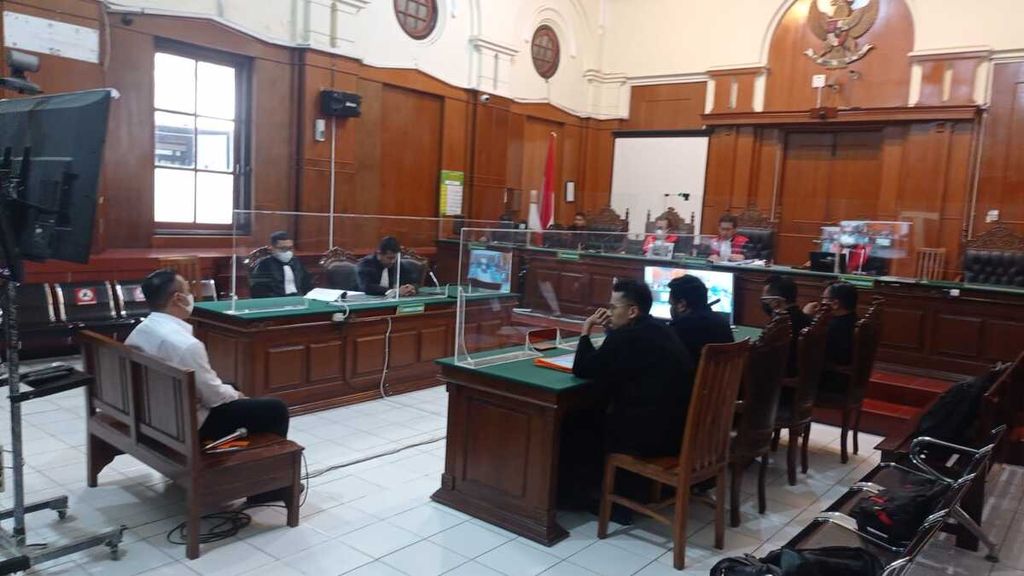 Terdakwa Suko Sutrisno, bekas petugas keselamatan dan keamanan (safety and security officer)  dalam sidang pembacaan vonis kasus tragedi Kanjuruhan di Pengadilan Negeri Surabaya, Kamis (3/9/2023).