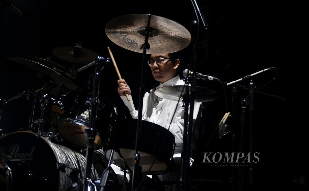 Drumer kelompok Efek Rumah Kaca, Akbar Bagus Sudibyo, saat tampil dalam konser Rimpang di Tennis Indoor, Gelora Bung Karno, Jakarta, Kamis (27/7/2023). 