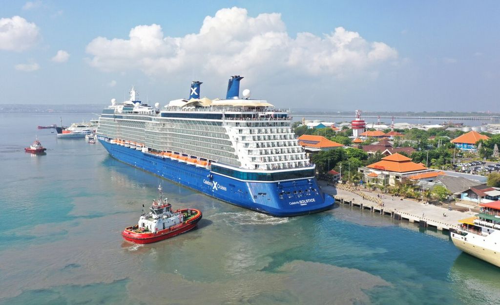 Dokumentasi PT Pelindo (Persero) menampilkan kapal pesiar Celebrity Solstice sedang bersandar di dermaga Pelabuhan Benoa, Kota Denpasar, Bali, Senin (30/10/2023). Kapal pesiar berukuran besar itu mengangkut 3.944 orang, termasuk 2.776 penumpang.