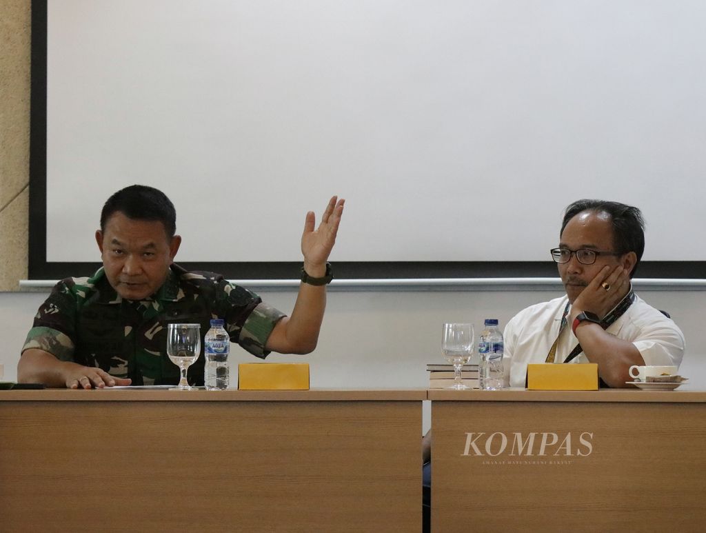 Kepala Staf TNI Angkatan Darat Jenderal Dudung Abdurachman (kiri) berbincang dengan Wakil Pemimpin Umum <i>Kompas</i> Budiman Tanuredjo saat berkunjung di Kantor Redaksi <i>Kompas </i>di Jakarta, Senin (26/9/2022). 