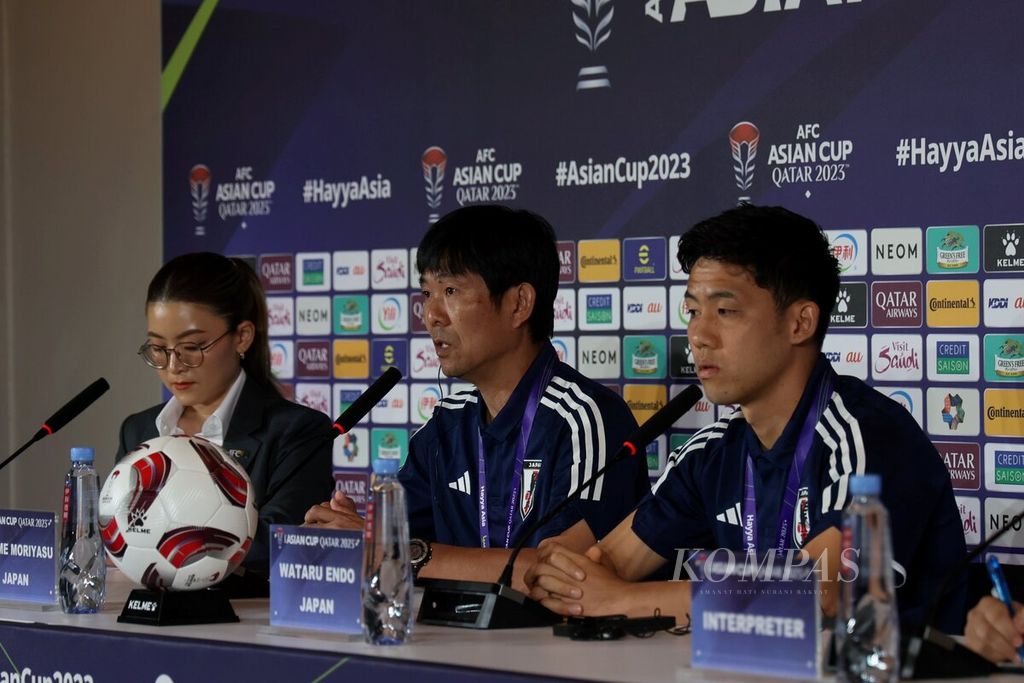 Pelatih Jepang, Hajime Moriyasu (kiri), dan kapten tim Jepang, Wataru Endo, memberikan keterangan pada jumpa pers di Main Media Center Piala Asia 2023 di Doha, Qatar, Sabtu (13/1/2024). Jepang akan melawan Vietnam pada Minggu (14/1/2024). 