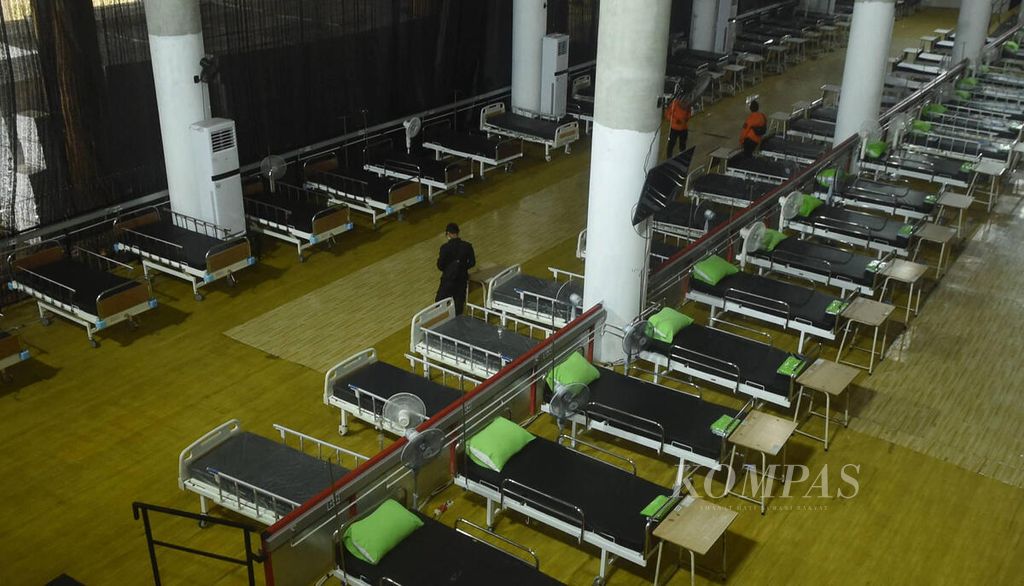 Deretan tempat tidur untuk merawat pasien Covid-19 yang kembali disiapkan di Rumah Sakit Lapangan Tembak di Kedung Cowek, Surabaya, Jawa Timur, Senin (7/2/2022). 