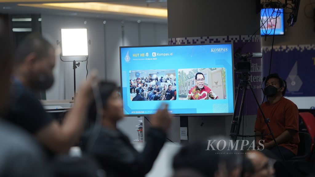 Duta Besar RI Beijing Djauhari Oratmangun memberikan sambutan dalam rangkaian HUT Ke-6 Kompas.id melalui telekonferensi di Menara Kompas, Jakarta, Rabu (8/3/2023). 