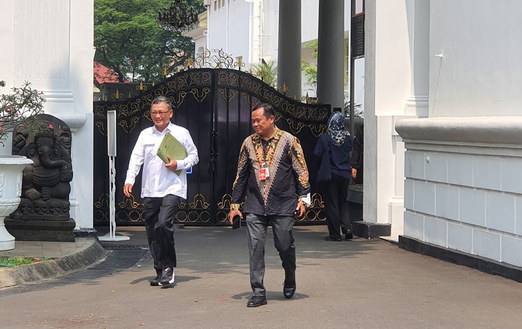 Menteri Energi dan Sumber Daya Mineral Arifin Tasrif (berkemeja putih) meninggalkan Kompleks Istana Kepresidenan, Jakarta, seusai rapat mengenai percepatan investasi baterai kendaraan listrik di Istana Merdeka, Jakarta, Rabu (31/5/2023).