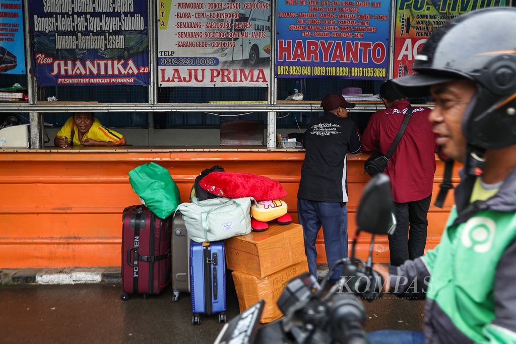 Petugas loket berjaga untuk melayani pembelian tiket bus di Terminal Lebak Bulus, Jakarta Selatan, Jumat (29/3/2024). 
