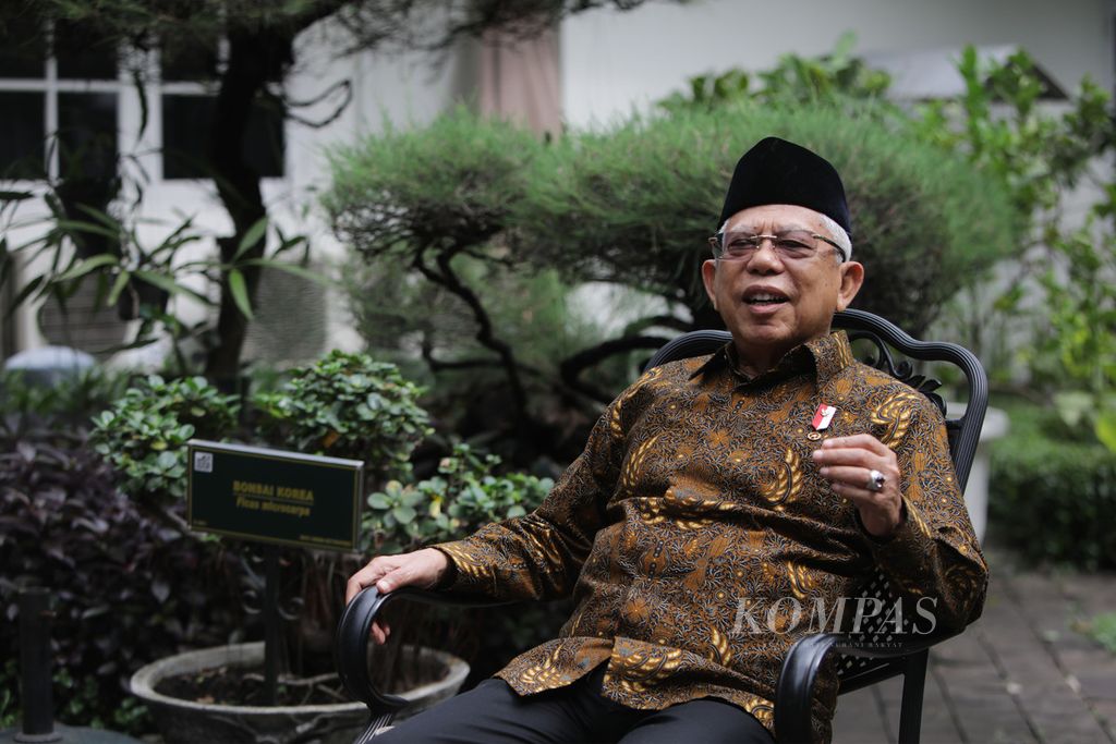 Wakil Presiden Ma'ruf Amin duduk santai di taman kediaman resmi wakil presiden, Jakarta, saat menerima <i>Kompas</i>, Rabu (1/2/2023). 