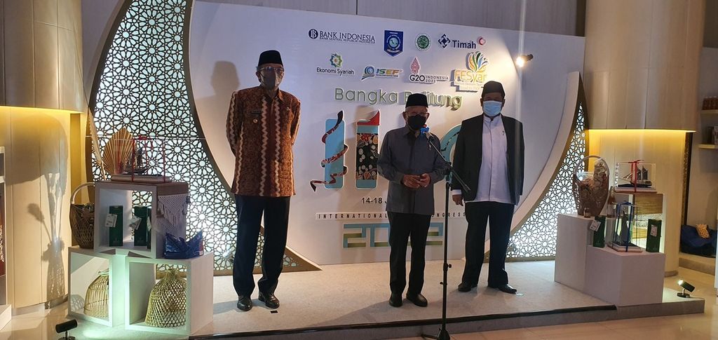 Wakil Presiden Maruf Amin memberikan keterangan seusai membuka Kongres Halal Internasional 2022 di Pangkal Pinang, Provinsi Kepulauan Bangka Belitung, Selasa (14/6/2022).