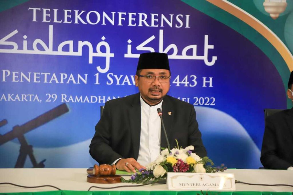 Menteri Agama Yaqut Cholil Qoumas menyampaikan hasil sidang isbat dalam konferensi pers, Minggu (1/5/2022) malam, di kantor Kementerian Agama, Jakarta. Dalam sidang isbat itu, pemerintah menetapkan hari raya Idul Fitri 1443 Hijriah jatuh pada Senin (2/5/2022) besok.