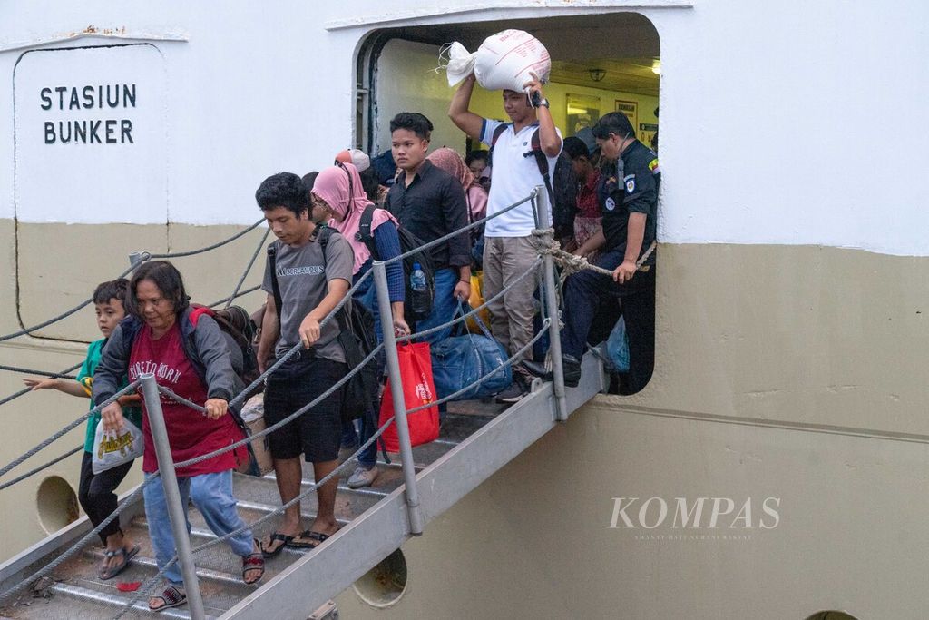 Sebanyak 1.273 penumpang Kapal Motor Kelud turun di Pelabuhan Batu Ampar, Batam, Kepulauan Riau, Kamis (22/12/2022).
