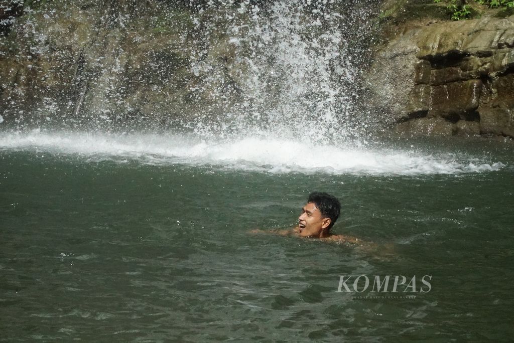Pengunjung berenang di kolam Air Terjun Kulukubuk di Dusun Kulukubuk, Desa Madobag, Kecamatan Siberut Selatan, Kepulauan Mentawai, Sumatera Barat, Minggu (31/7/2022). 