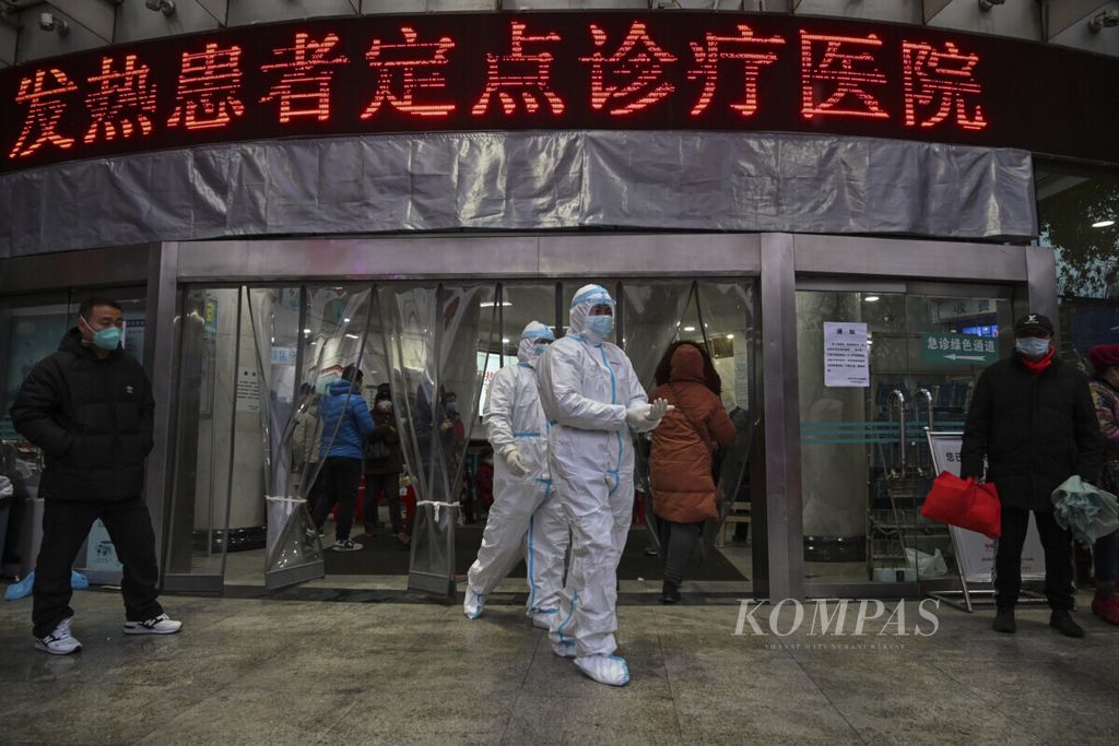 Staf medis mengenakan pakaian pelindung untuk membantu menghentikan penyebaran virus korona tipe baru yang mematikan di Rumah Sakit Palang Merah Wuhan, Wuhan, Hubei, pada 25 Januari 2020. 