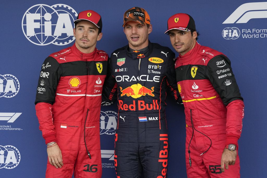 Pebalap Red Bull Max Verstappen (tengah), berpose bersama pebalap Ferrari Charles Leclerc (kiri) dan Carlos Sainz Jr setelah babak kualifikasi Grand Prix Formula 1 seri Jepang di Sirkuit Suzuka, Prefektur Mie, Sabtu (8/10/2022). Verstappen berhasil meraih pole position, kemudian Leclerc posisi kedua, dan Sainz posisi ketiga. 