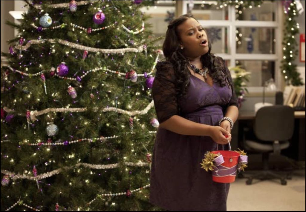Salah satu adegan dalam serial Glee. Amber Riley yang memerankan Mercedes sedang menyanyikan salah satu lagu Natal.