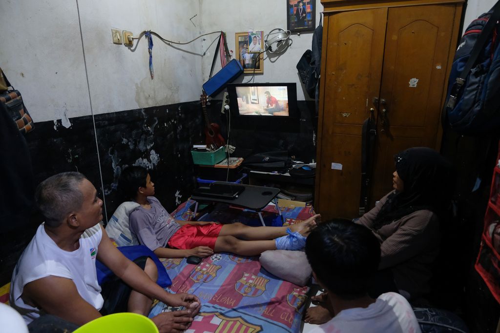 Salah satu keluarga di Jalan Rawa Belong, Jakarta Barat, Rabu (2/11/2022), menonton televisi siaran analog. Kementerian Komunikasi dan Informatika mematikan siaran televisi analog pada Rabu sebagai upaya migrasi televisi analog menuju digital. 