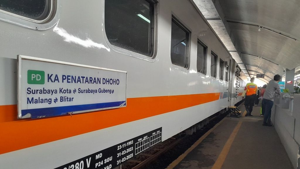 Kereta api Penataran dari Surabaya tujuan Blitar tengah berhenti di Stasiun Malang, Jawa Timur, Rabu (24/5/2023). Setelah sampai Stasiun Blitar, kereta ini akan berganti nama menjadi Dhoho dan melaju menuju ke Surabaya melalui Kertosono.