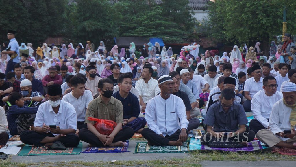 Umat Islam bersiap mengikuti shalat Idul Fitri di Pamedan Pura Mangkunegaran, Kota Surakarta, Jawa Tengah, Jumat (21/4/2023). 