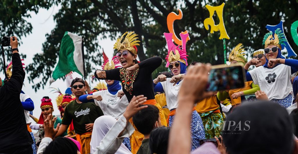 Atraksi salah satu penampil yang mengisi acara Hari Jadi Ke-540 Bogor di Taman Alun-alun Kota Bogor, Kota Bogor, Jumat (3/6/2022). 
