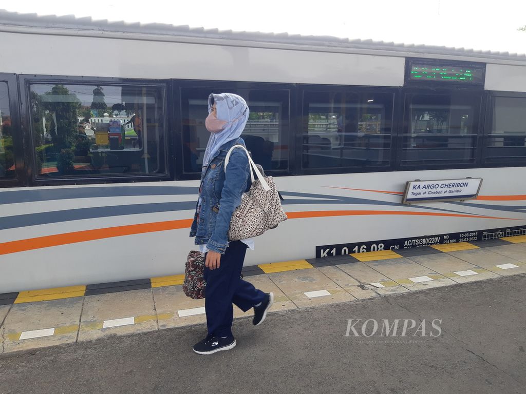 Suasana Stasiun Cirebon Kejaksan di Kota Cirebon, Jawa Barat, Rabu (21/12/2022). Puncak kedatangan penumpang di wilayah Daerah Operasi 3 Cirebon menjelang Natal terjadi pada Jumat (23/12) dengan jumlah 3.478 penumpang.