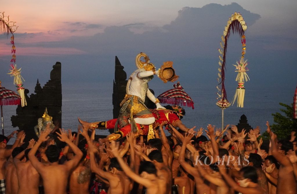 Suasana pertunjukan tari Kecak di Kawasan Pura Luhur Uluwatu, Kabupaten Badung, Bali (24/3/2022). Pertunjukan tari Kecak yang sempat disetop karena pandemi kembali digelar dengan protokol kesehatan yang ketat, para penari menggunakan masker.