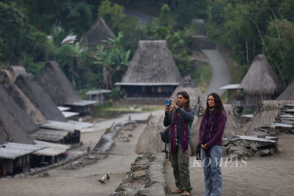 Wisatawan mancanegara mengunjungi kampung adat Bena, di Desa Tiworiwu, Kecamatan Jerebu'u, Kabupaten Ngada, Nusa Tenggara Timur, Minggu (4/8/2019). Dalam sepekan desa adat itu sedikitnya dikunjungi 500 wisatawan yang 30 persen di antaranya adalah wisatawan mancanegara.