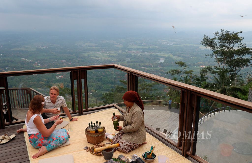 Wisatawan asing menikmati suguhan minuman jamu tradisional, seperti beras kencur dan kunyit asem, saat mengunjungi Plataran Shailendra Borobudur di Desa Candirejo, Kecamatan Borobudur, Kabupaten Magelang, Jawa Tengah, Jumat (22/3/2024). 