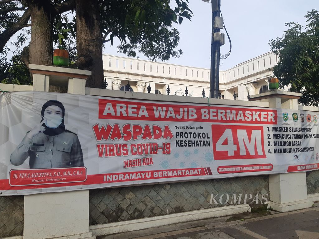 Potret spanduk di salah satu gedung pemerintahan di Kabupaten Indramayu, Jawa Barat, Senin (31/1/2022). Sejumlah anggota DPRD Indramayu mempertanyakan foto Wakil Bupati Lucky Hakim yang tidak tampak di sejumlah Gedung Pemkab Indramayu. 
