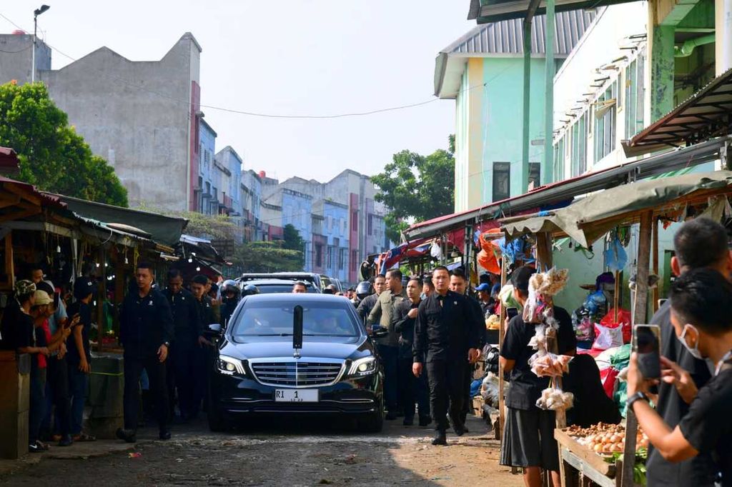 Presiden Joko Widodo mengunjungi Pasar Tohaga Parung, Kabupaten Bogor,  Jawa Barat, Rabu (21/6/2023). Kunjungan itu dilakukan untuk memastikan kestabilan harga menjelang Idul Adha. Pada kesempatan tersebut Kepala Negara turut memberikan sejumlah bantuan kepada para pedagang dan masyarakat.