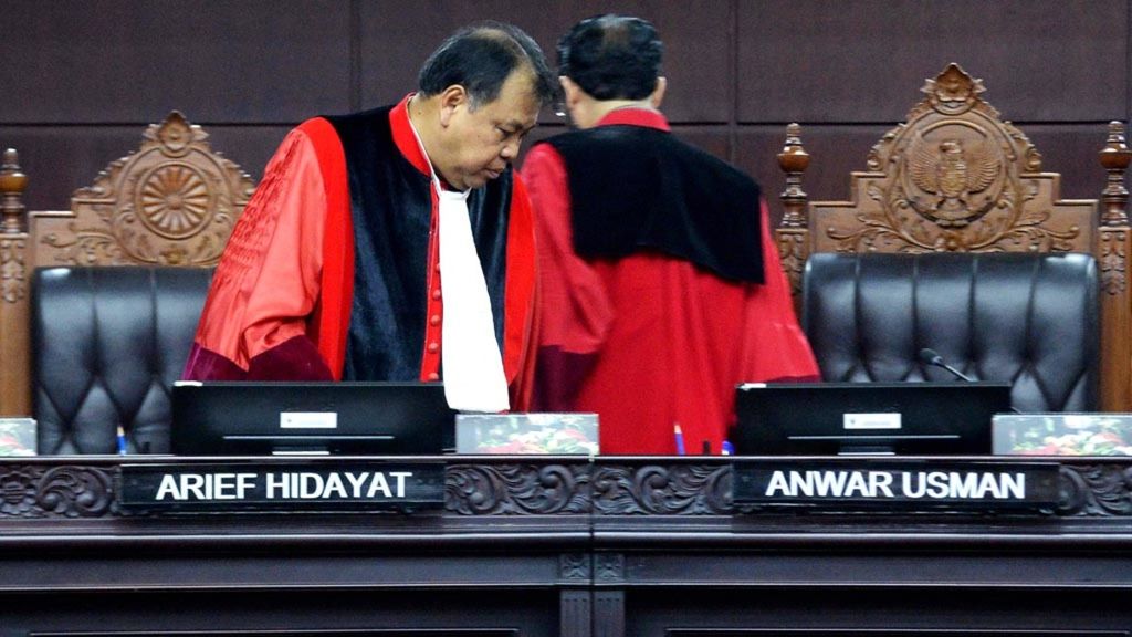 Hakim Konstitusi Arief Hidayat mendampingi Wakil Ketua MK Anwar Usman seusai memimpin   sidang pengujian UU No 14 Tahun 2005 tentang Guru dan Dosen di Gedung MK, Jakarta, Rabu (28/3). Sebelum sidang itu dimulai, MK menggelar Rapat Pleno Hakim, yang menyepakati Arief tak lagi punya hak untuk dipilih sebagai Ketua MK.