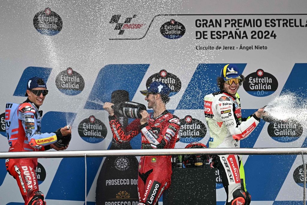 Gresini Racing racer Marc Marquez (left); Ducati Lenovo racer Francesco Bagnaia (middle); and Pertamina Enduro VR46 racer Marco Bezzecchi, celebrated their victory on the podium after the main race of the Spanish MotoGP Grand Prix series at Jerez-Angel Nieto Circuit, Jerez de la Frontera, on Sunday (28/4/2024). Bagnaia finished first, followed by Marquez in second place and Bezzecchi in third place.