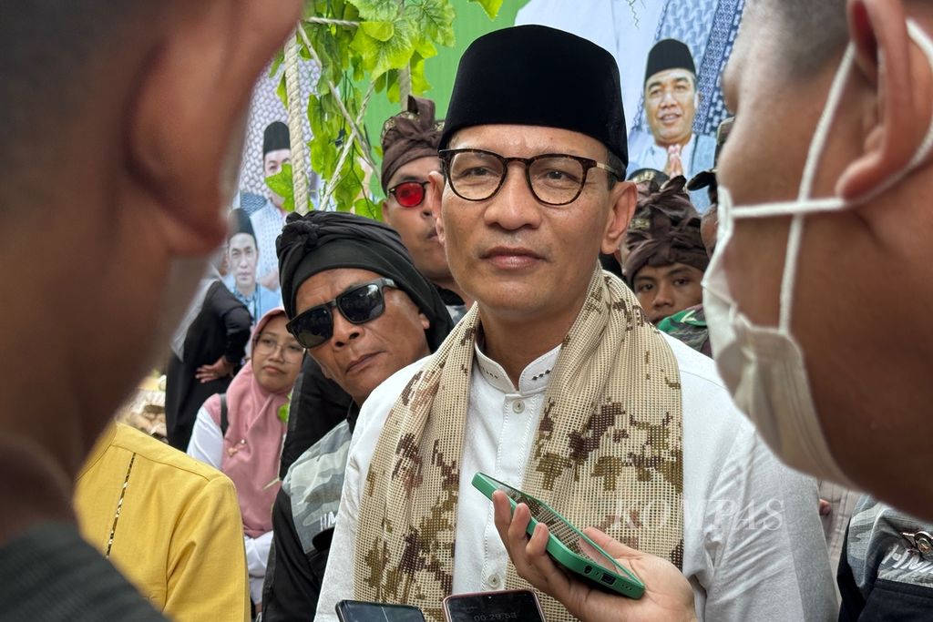 Mataram Mayor H. Mohan Roliskana (wearing white shirt) attended the Hikayat Lebaran Topat Mentaram event at the Bintaro Cemetery, Ampenan District, Mataram City, West Nusa Tenggara, on Wednesday, April 17, 2024.
