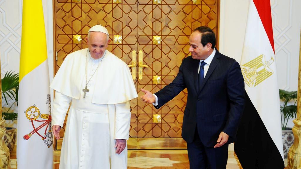 Presiden Mesir  Abdel Fattah el-Sisi mempersilakan Paus Fransiskus saat tiba di Kairo,  Jumat (28/4). Kunjungan Paus Fransiskus ke Mesir merupakan kunjungan kedua bagi pemimpin tertinggi Gereja Katolik setelah kunjungan Paus Johannes Paulus II tahun 2000.   