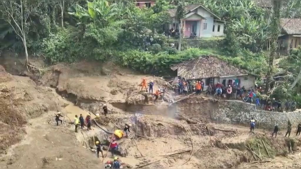 Proses pencarian 10 korban yang tertimbun longsoran tanah di Kampung Gintung, Kabupaten Bandung Barat, Jawa Barat, Senin (25/3/2024). Longsor terjadi setelah hujan deras selama dua jam pada Minggu (24/3/2024) malam.