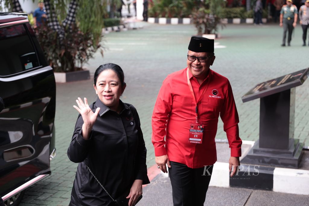 Ketua Dewan Pimpinan Pusat PDI Perjuangan (DPP PDI-P) Puan Maharani (kiri) didampingi Sekretaris Jenderal DPP PDI-P Hasto Kristiyanto tiba di lokasi rapat kerja nasional (rakernas) III PDI-P di Sekolah Partai PDI Perjuangan, Lenteng Agung, Jakarta, Selasa (6/6/2023).