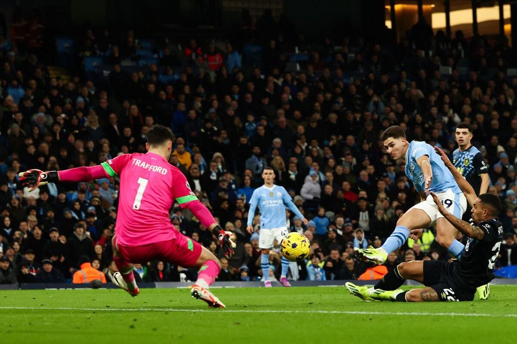 Penyerang Manchester City, Julian Alvarez, menendang bola dan mencetak gol kedua dalam laga Liga Inggris antara City dan Burnley di Stadion Etihad, Manchester, Kamis (1/2/2024) dini hari WIB. 