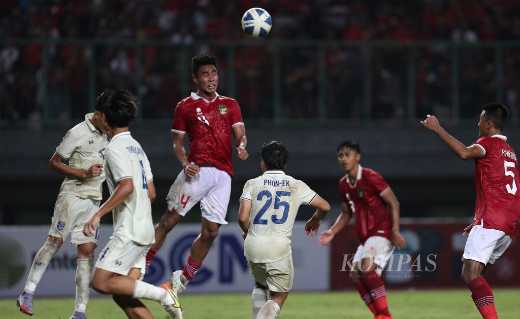 Pemain Tim Nasional Indonesia U-19 Muhammad Ferarri (kedua dari kiri) berusaha meraih bola lambung di tengah kawalan Tim Nasional Thailand dalam laga penyisihan Grup A Piala AFF U19 2022 di Stadion Patriot Chandrabhaga, Bekasi, Jawa Barat, Rabu (6/7/2022). Pertandingan berakhir imbang dengan skor 0-0. 