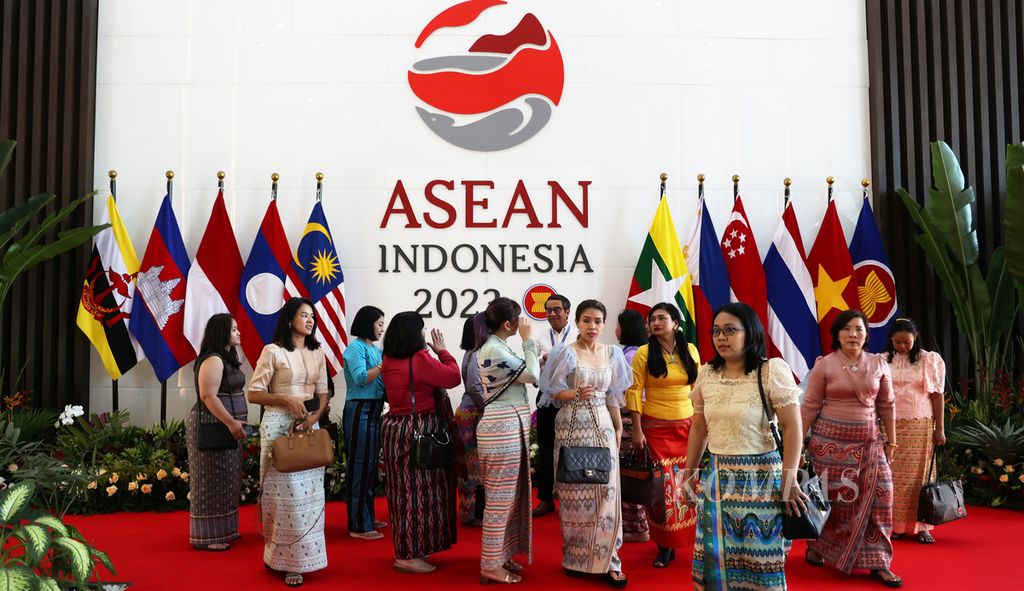 Warga Myanmar berfoto di Gedung Sekretariat ASEAN, Jakarta, Senin (4/9/2023). Di tempat ini sedang digelar pertemuan Dewan Politik dan Keamanan ASEAN (APSC). Myanmar tidak hadir dalam pertemuan tersebut. 