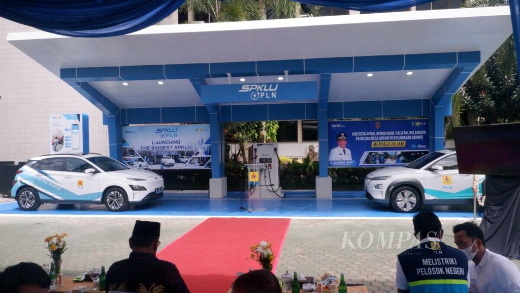 Stasiun Pengisian Kendaraan Listrik Umum (SPKLU) terbesar di Kalimantan telah dibangun dan beroperasi di Kota Banjarbaru, Kalimantan Selatan, Kamis (30/12/2021). 