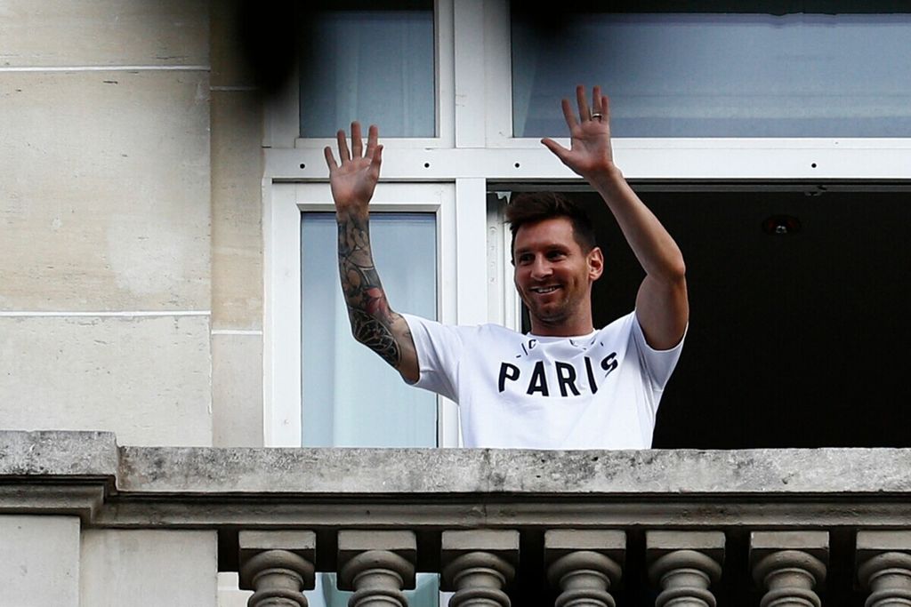 Lionel Messi melambaikan tangan ke arah suporter klub Paris Saint-Germain dari balkon Hotel Royal Monceau, Paris, 10 Agustus 2021. Messi menandatangani kontrak dengan PSG selama dua tahun setelah pemain Argentina itu meninggalkan Barcelona. 