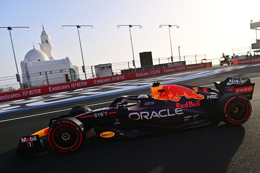 Pebalap tim Red Bull Max Verstappen memacu mobilnya pada sesi kualifikasi F1 seri Arab Saudi, Sabtu (26/3/2022), di Sirkuit Jeddah Corniche, Jeddah. 