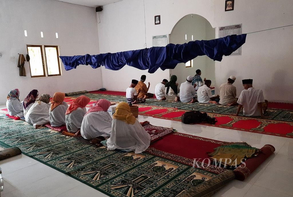Para jemaah suluk, mursyid, dan khalifah (asisten mursyid) Tarekat Naqsabandiyah Khalidiyah berdoa seusai menjalankan shalat Ashar di Surau Nurullah, Kelurahan Limau Manis Selatan, Kecamatan Pauh, Padang, Sumatera Barat, Rabu (30/3/2022). Pada Ramadhan tahun ini ada 14 orang jemaah yang menjalankan suluk di surau tersebut.