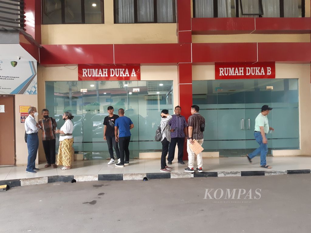 Situasi rumah duka RS Bhayangkara TKI R. Said Sukanto, Kramat Jati,Jakarta Timur, Sabtu (4/5/2024). Di ruangan tersebut jenazah Putu Satria Ananta Rastika (19) disemayamkan, Sabtu (4/5/2024). 