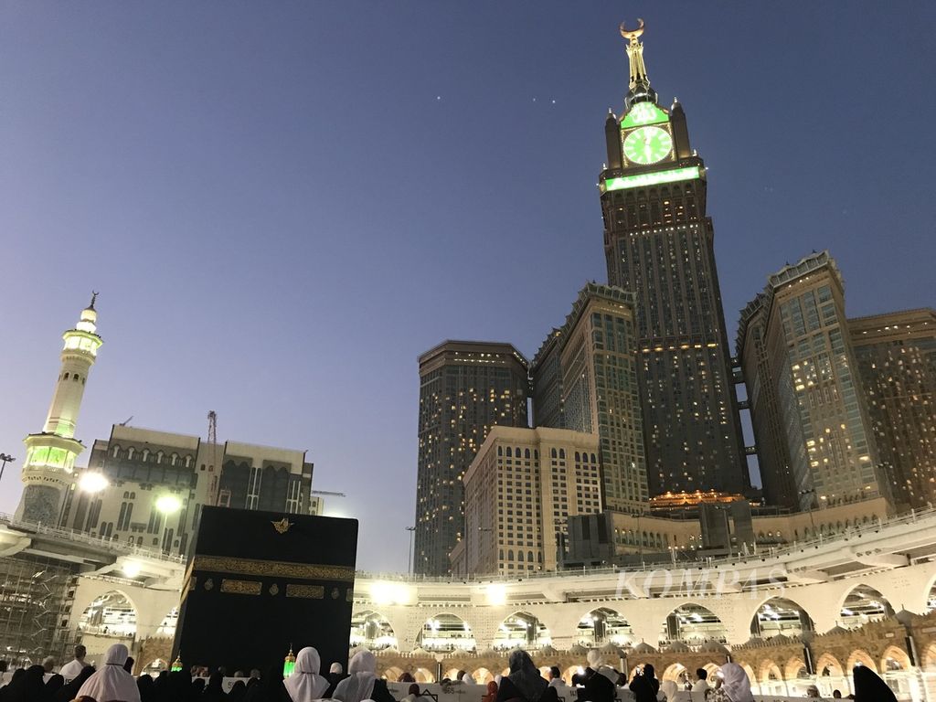 Menara Jam Mekkah berdiri megah di dekat Kompleks Masjidil Haram, Mekkah, Arab Saudi. Pemerintah Arab Saudi menjadikan menara ini salah satu tujuan wisata, tidak hanya bagi umat Islam, tapi juga wisatawan dari seluruh dunia.