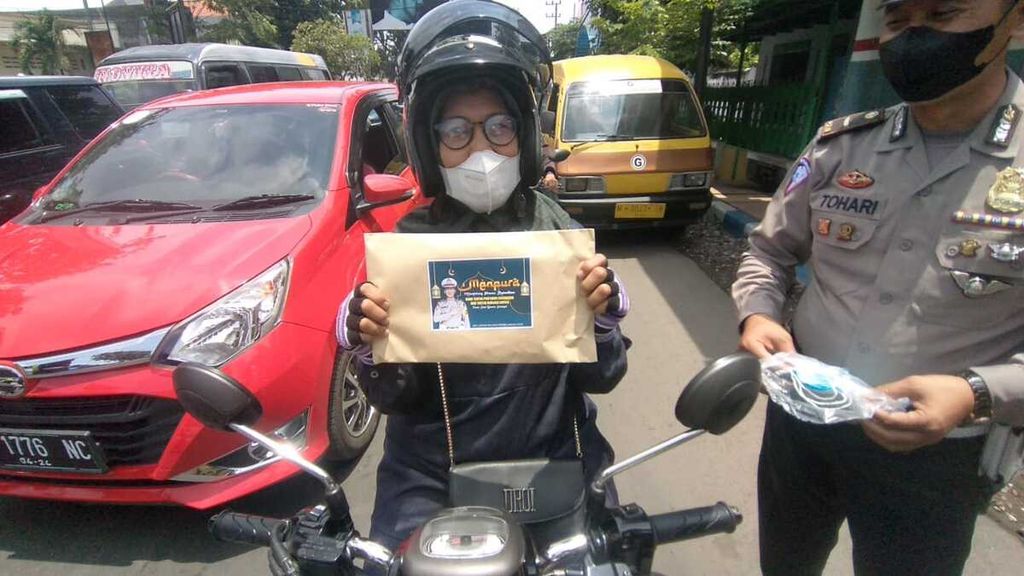 Warga yang tertib berlalu lintas mendapat hadiah dari aparat Kepolisian Resor Kota Probolinggo Kota, Senin (21/3/2022).