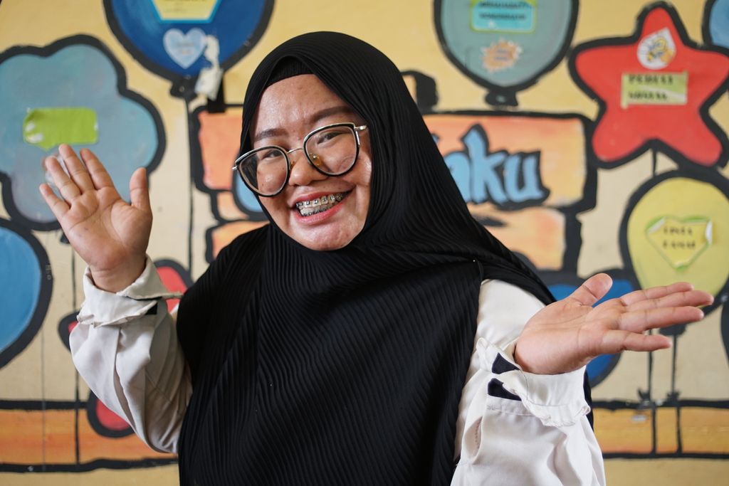 Sarinah (38), guru kelas 4 di SDN 020 Sepaku, Kabupaten Penajam Paser Utara, Kalimantan Timur, berpose di ruang kelasnya, Rabu (27/7/2022). Di daerah yang jauh dari pusat kota, ia mengajar dengan kreatif untuk memudahkan siswa belajar.