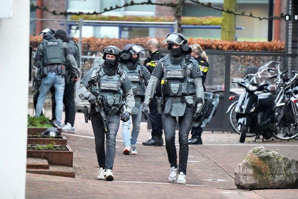 Para anggota pasukan polisi khusus Belanda, DSI, berpatroli di luar kafe tempat penyanderaan di Ede, Belanda, Sabtu (30/3/2024). 