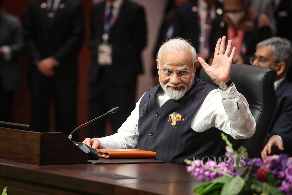 Perdana Menteri India Narendra Modi melambaikan tangan saat menghadiri KTT Ke-20 ASEAN dan India di Jakarta, Kamis (7/9/2023).