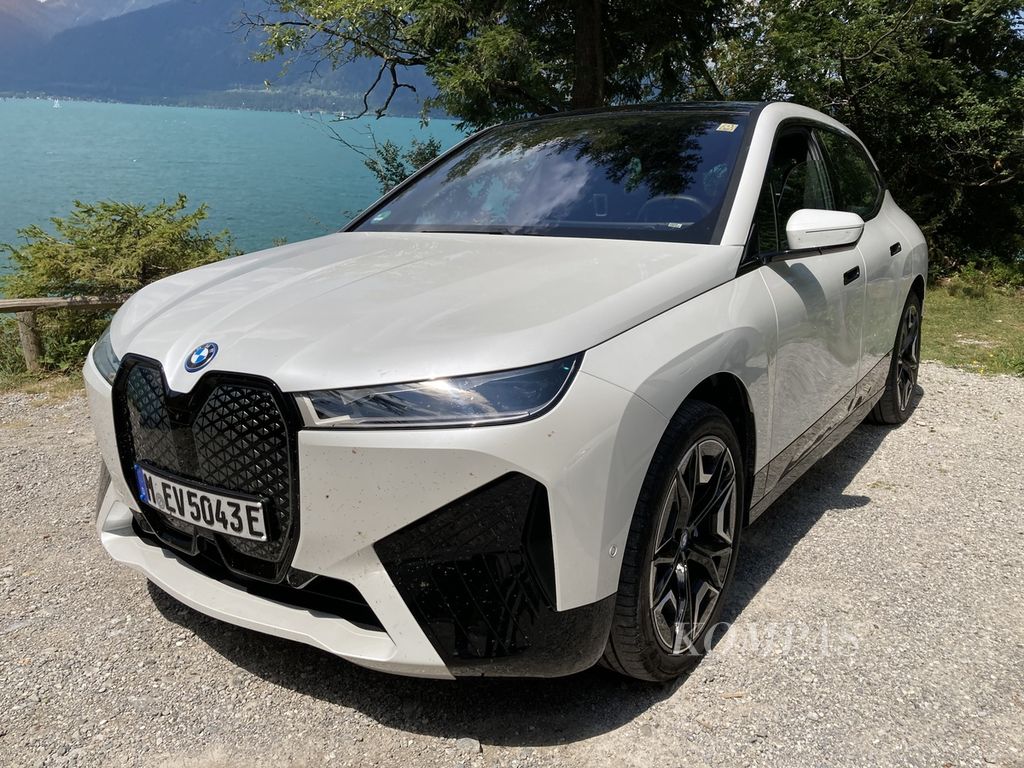 Uji kendara perdana mobil listrik BMW iX di Jerman dan Austria, Minggu (24/7/2022). 