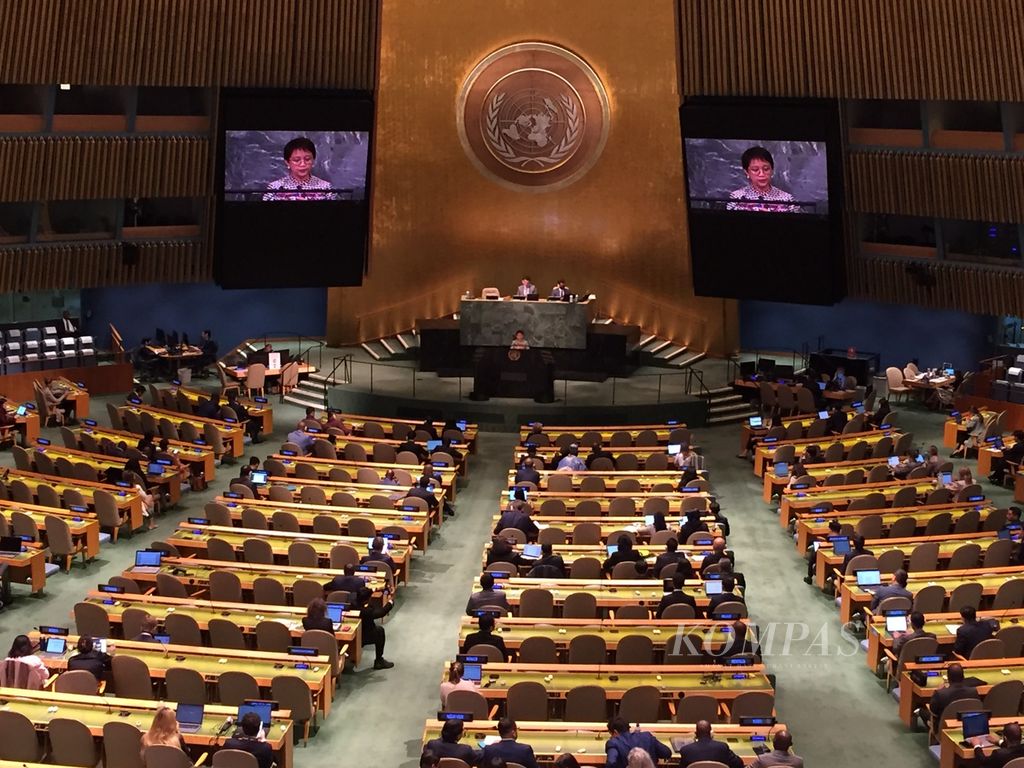 Menteri Luar Negeri Retno Marsudi (berdiri di podium, terlihat di layar) menyampaikan pidato dalam Sidang Ke-77 Majelis Umum PBB di Markas Besar PBB di New York, Amerika Serikat. 