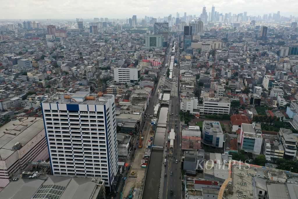 Foto udara proyek MRT Fase 2 di Jalan Hayam Wuruk dan Jalan Gajah Mada, Taman Sari, Jakarta Barat, Minggu (4/2/2024). 